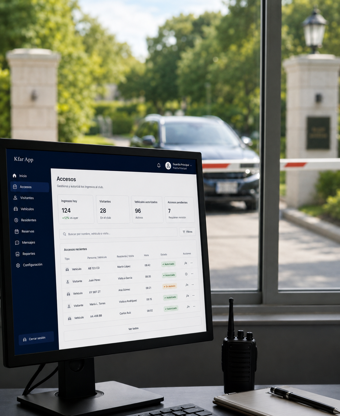 Vista desde una caseta de seguridad con un monitor mostrando Kfar App y el acceso al country de fondo